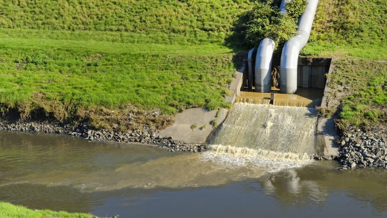 Abwasserrohre in NRW: Nur wenige Gewässer in Deutschland sind in einem ökologisch guten Zustand.
