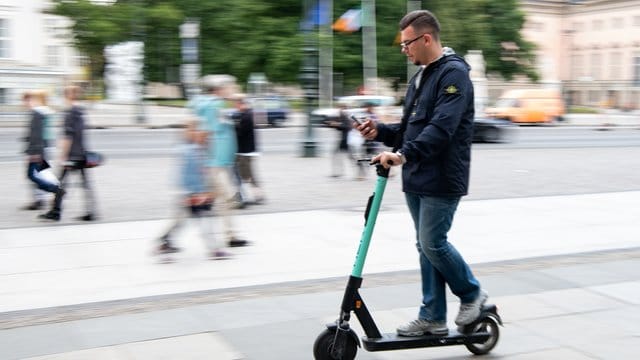 Auf zwei winzigen Rädern im Innenstadtverkehr, die Augen fest aufs Handy geheftet: Ein Tourist fährt durch Berlin-Mitte. Auf zwei winzigen Rädern im Innenstadtverkehr, die Augen fest aufs Handy geheftet: Ein Tourist fährt durch Berlin-Mitte.