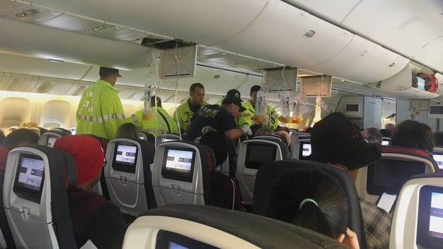Das vom Hurricane Fall zur Verfügung gestellten Foto zeigt Einsatzkräfte, die sich nach einer außerplanmäßigen Landung um Passagiere in der Flugzeugkabine kümmern. Das vom Hurricane Fall zur Verfügung gestellten Foto zeigt Einsatzkräfte, die sich nach einer außerplanmäßigen Landung um Passagiere in der Flugzeugkabine kümmern.