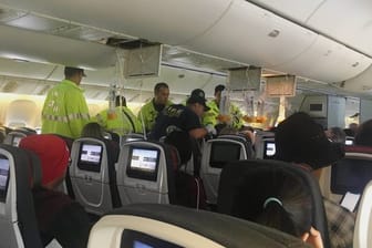 Das vom Hurricane Fall zur Verfügung gestellten Foto zeigt Einsatzkräfte, die sich nach einer außerplanmäßigen Landung um Passagiere in der Flugzeugkabine kümmern.