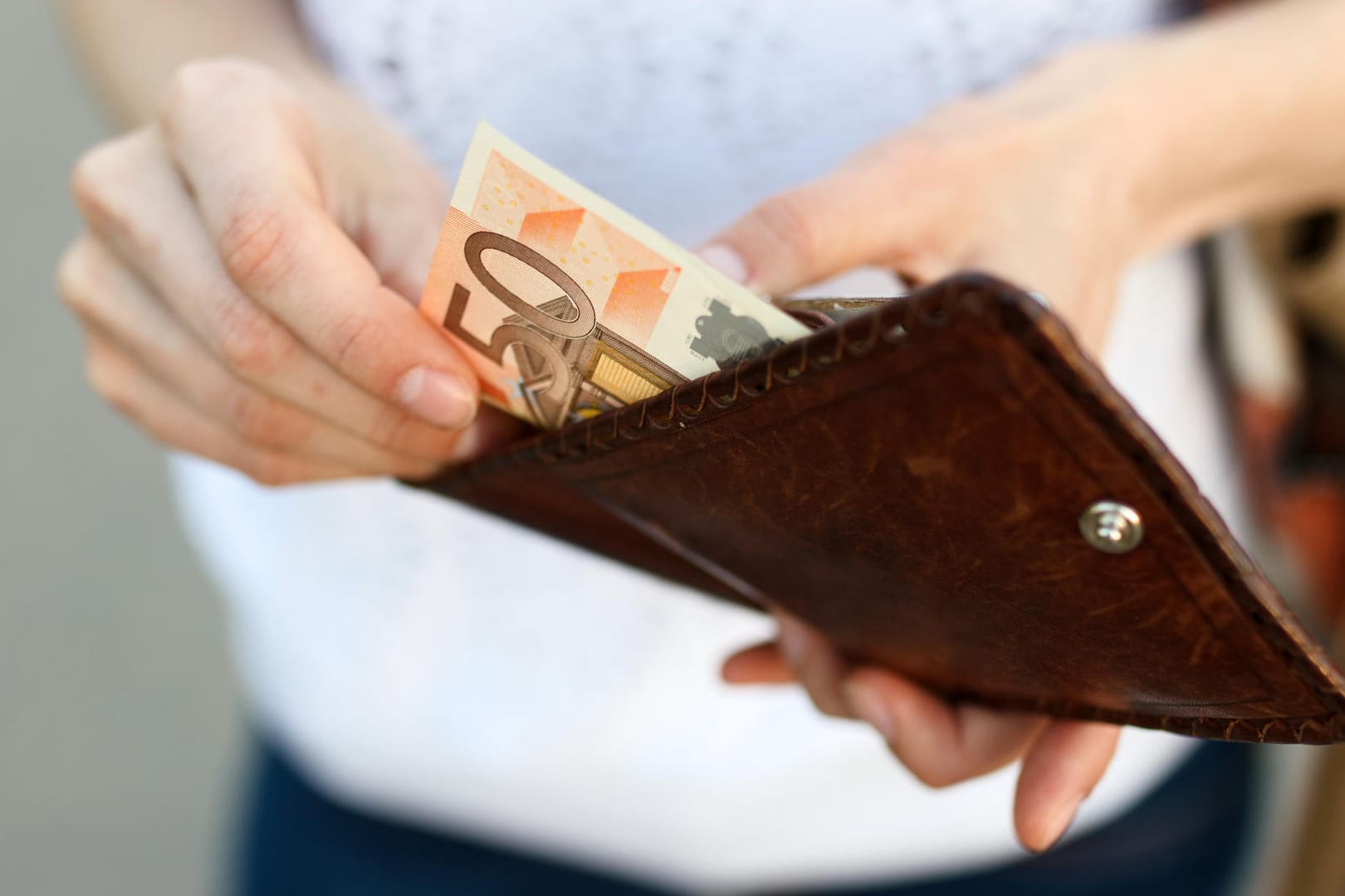 Geld im Portemonnaie: Ein durchschnittlicher Haushalt muss mehr als die Hälfte des Einkommens an den Staat abführen. Geld im Portemonnaie: Ein durchschnittlicher Haushalt muss mehr als die Hälfte des Einkommens an den Staat abführen.