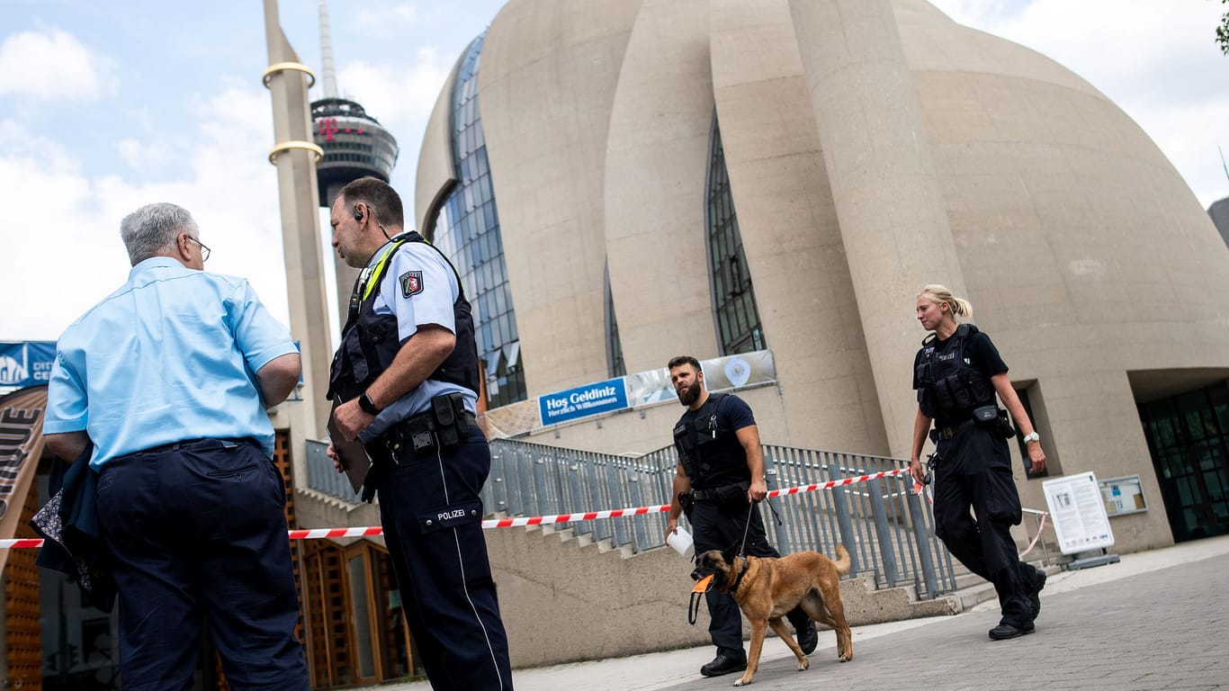 Polizisten stehen vor der Zentralmoschee. Die Moschee war nach einer Drohmail geräumt und durchsucht worden.