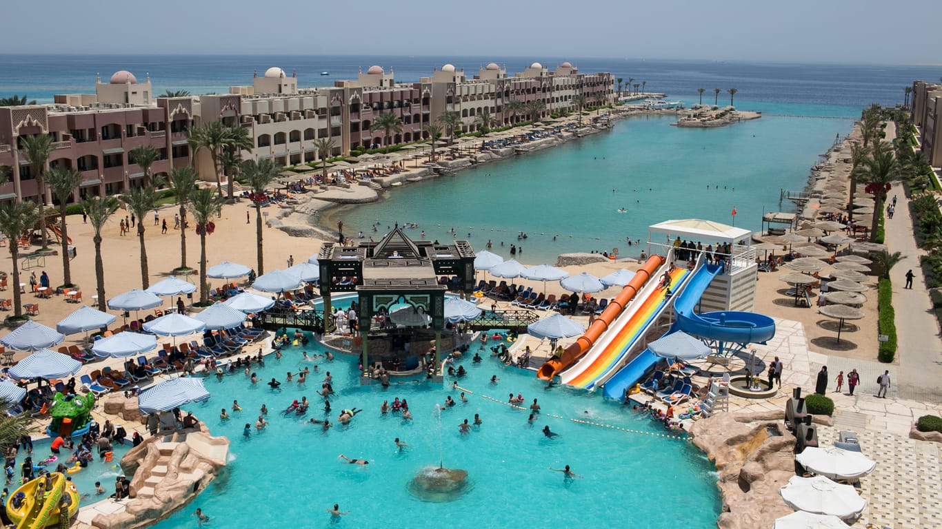 Strand zwischen Hotels in Hurghada: Vor zwei Jahren wurden in dem ägyptischen Urlaubsort zwei deutsche Urlauberinnen erstochen.