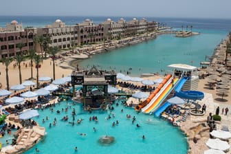 Strand zwischen Hotels in Hurghada: Vor zwei Jahren wurden in dem ägyptischen Urlaubsort zwei deutsche Urlauberinnen erstochen.