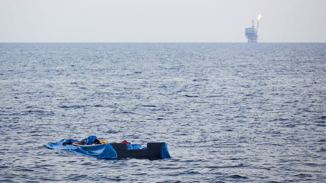 Verlassenes Schlauchboot im Mittelmeer.