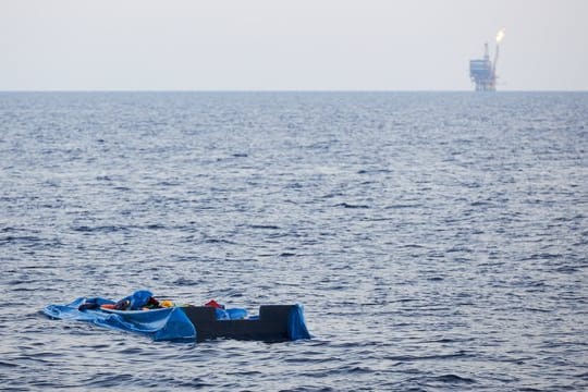 Verlassenes Schlauchboot im Mittelmeer.