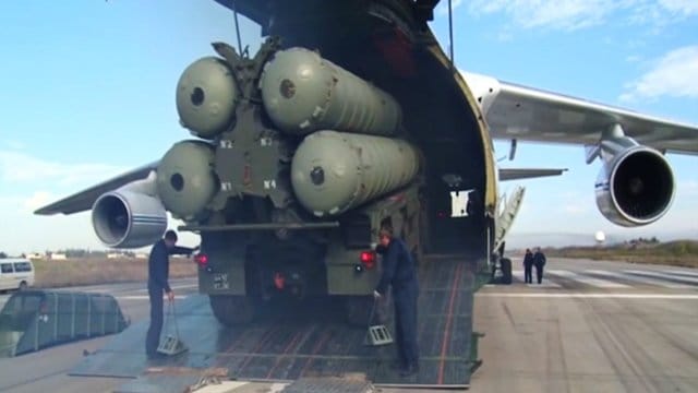 Das Flugabwehrraketensystem S-400 wird auf dem syrischen Flugplatz Hmeimim entladen. Das Flugabwehrraketensystem S-400 wird auf dem syrischen Flugplatz Hmeimim entladen.