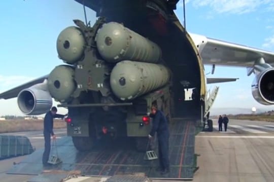 Das Flugabwehrraketensystem S-400 wird auf dem syrischen Flugplatz Hmeimim entladen.