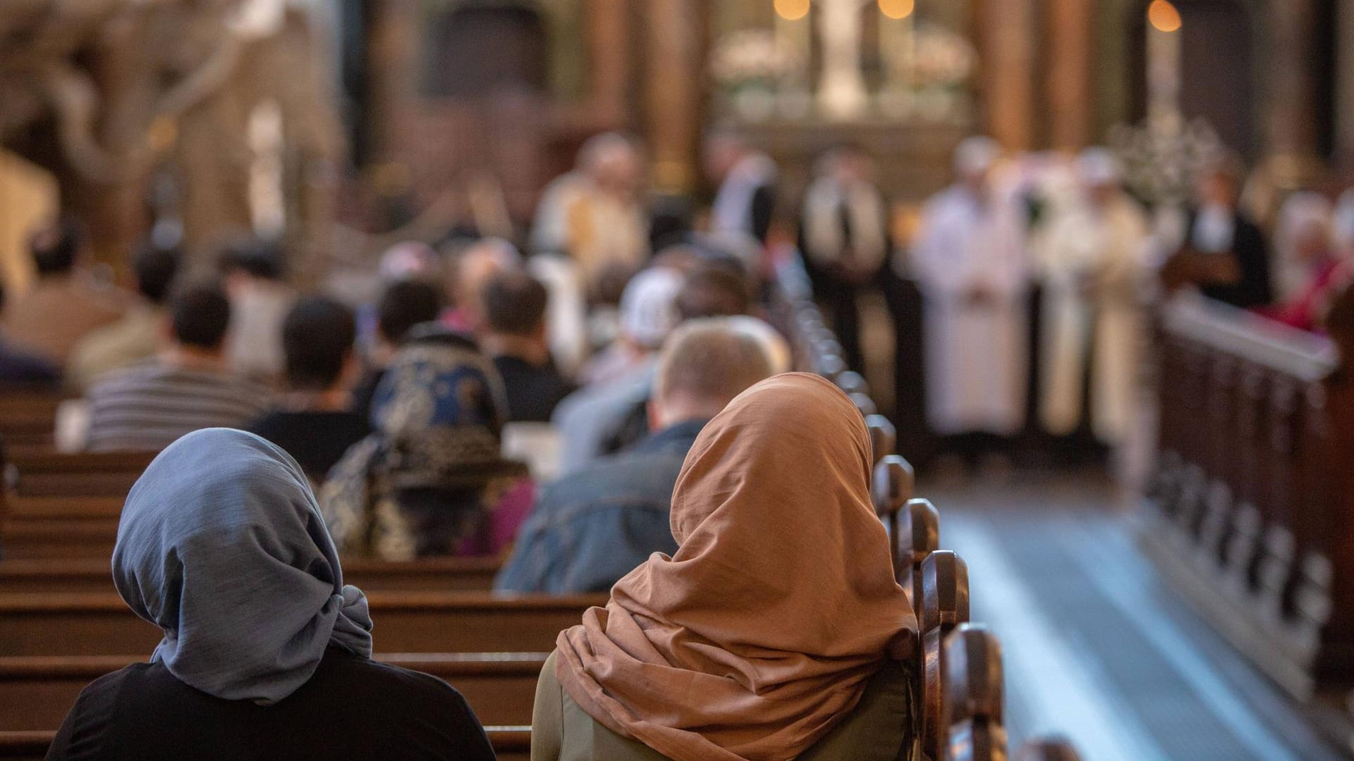 Muslime beten gemeinsam mit Christin nach denn Anschlägen in Sri Lanka: Jeder Muslim könnte noch viel aktiver mit der Mehrheitsgesellschaft in Kontakt treten, fordert Kolumnistin Lamya Kaddor.