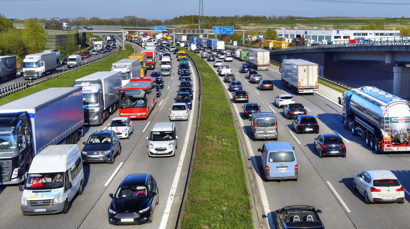 Stau auf der A1: Autofahren könnte künftig teurer werden, folgt die Bundesregierung der Empfehlung der Wirtschaftsweisen.