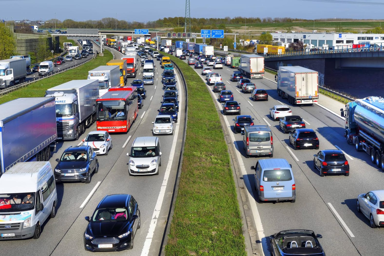 Stau auf der A1: Autofahren könnte künftig teurer werden, folgt die Bundesregierung der Empfehlung der Wirtschaftsweisen.