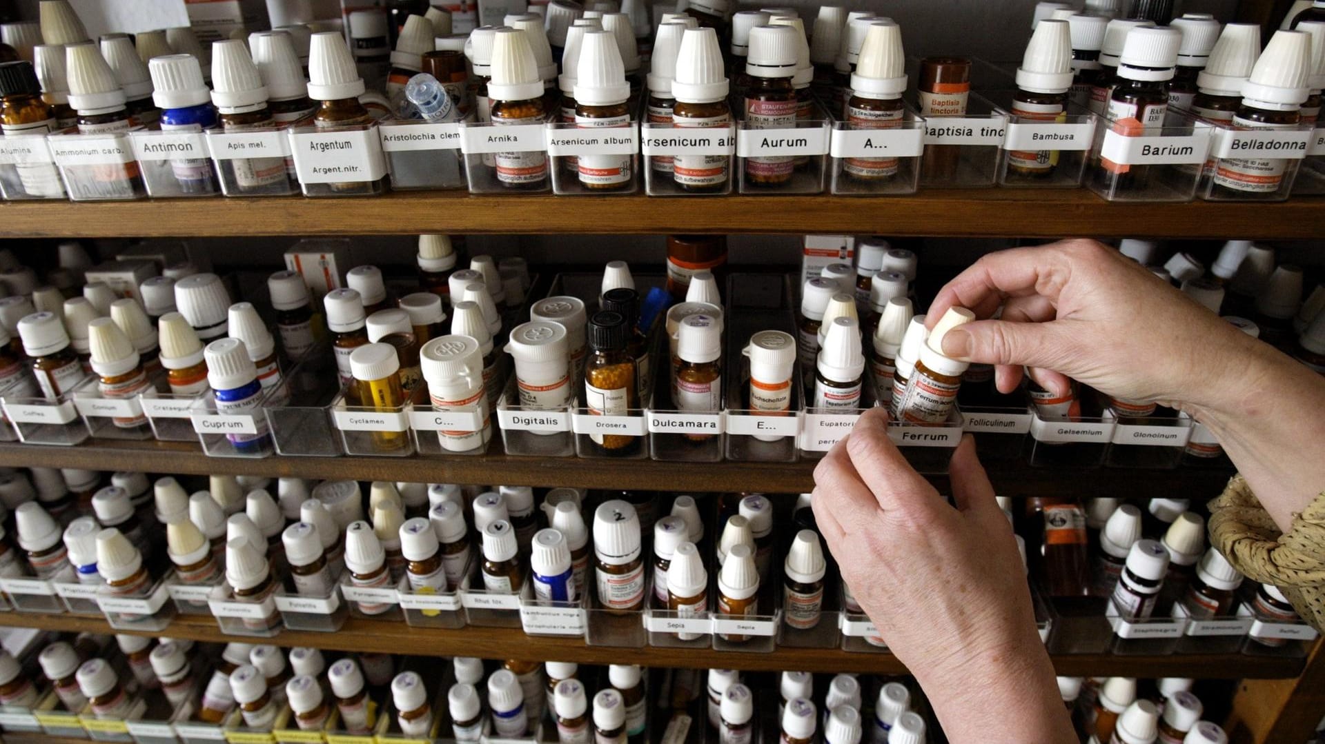 Homöopathie-Präparate: Viele gesetzliche Krankenkassen bezahlen derzeit Globuli und andere homöopathische Mittel. Homöopathie-Präparate: Viele gesetzliche Krankenkassen bezahlen derzeit Globuli und andere homöopathische Mittel.