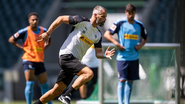 Vorneweg: Gladbachs neuer Coach Marco Rose beim Training.