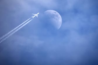 Flugzeug mit Kondensstreifen: Der Luftverkehr soll in Bezug auf die CO2-Emissionen zukünftig mehr in den Fokus rücken.