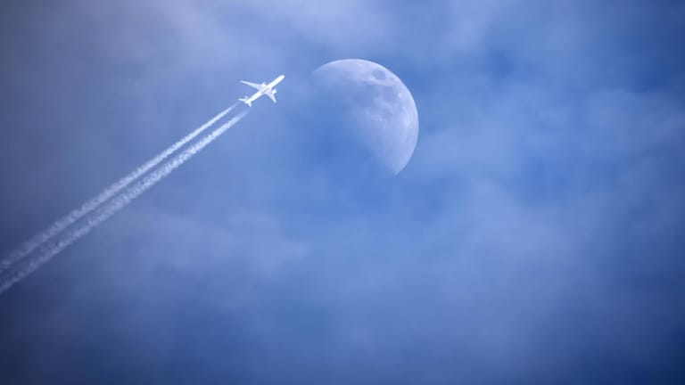 Flugzeug mit Kondensstreifen: Der Luftverkehr soll in Bezug auf die CO2-Emissionen zukünftig mehr in den Fokus rücken.