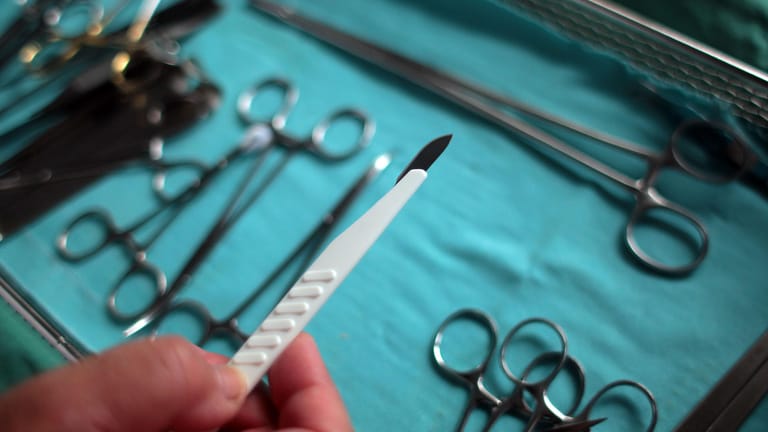 Chirurgische Instrumente im OP: Die Deutsche Krankenhausgesellschaft warnt davor, dass bestimmte Medizinprodukte in Krankenhäusern fehlen werden.
