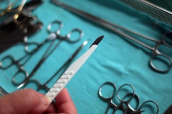 Chirurgische Instrumente im OP: Die Deutsche Krankenhausgesellschaft warnt davor, dass bestimmte Medizinprodukte in Krankenhäusern fehlen werden.