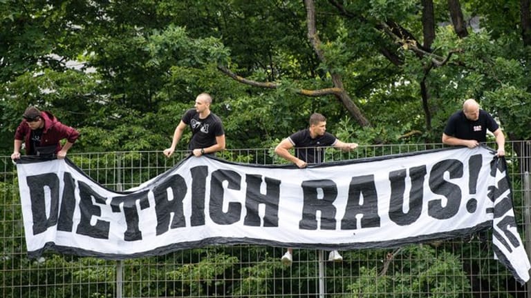 VfB-Fans machen tun ihren Unmut gegenüber Präsident Dietrich kund.