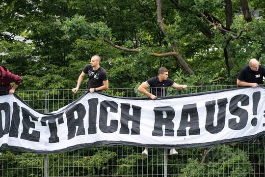 VfB-Fans machen tun ihren Unmut gegenüber Präsident Dietrich kund.