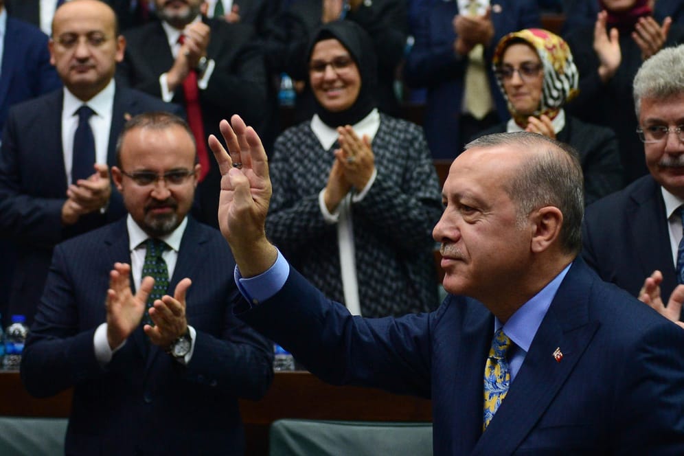 Erdogan im türkischen Parlament: Frühere politische Verbündete setzen sich von ihm ab.