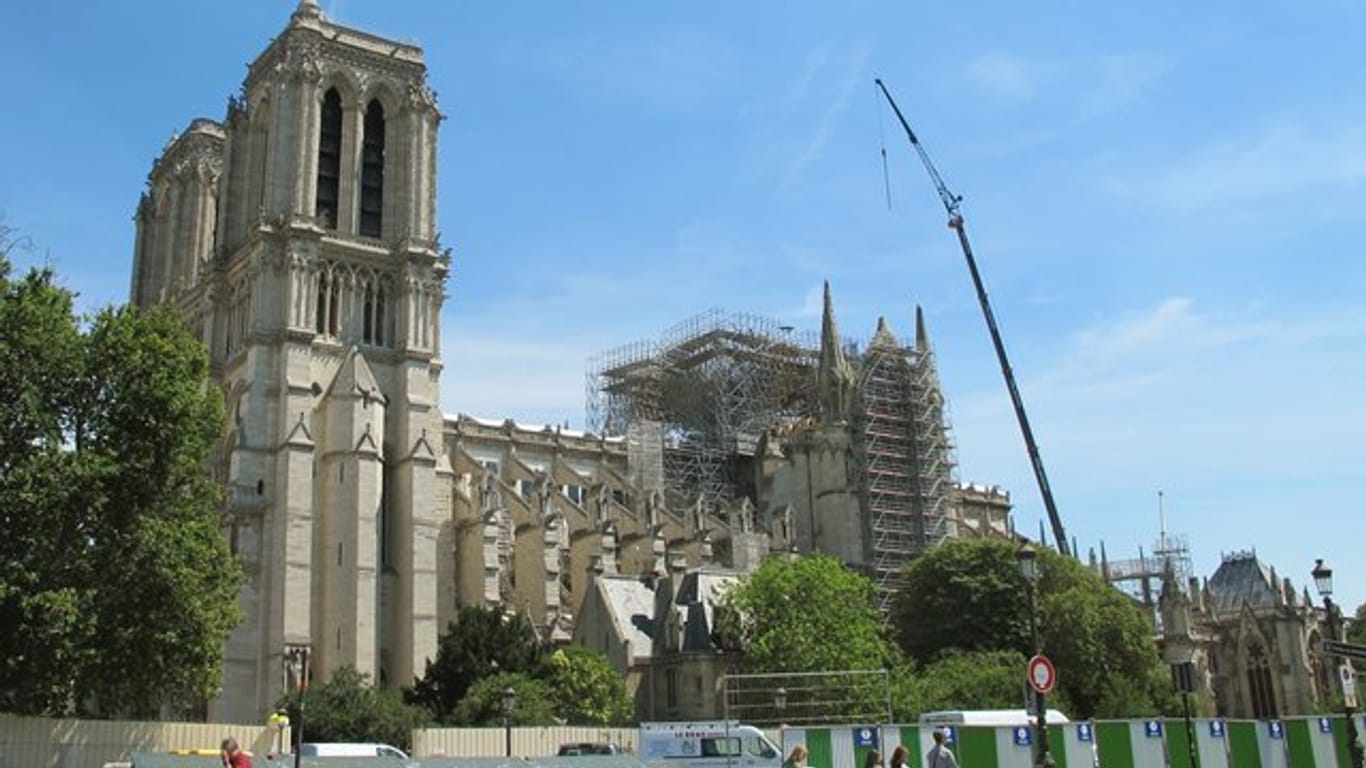 Die teilweise eingerüstete Kathedrale von Notre-Dame.