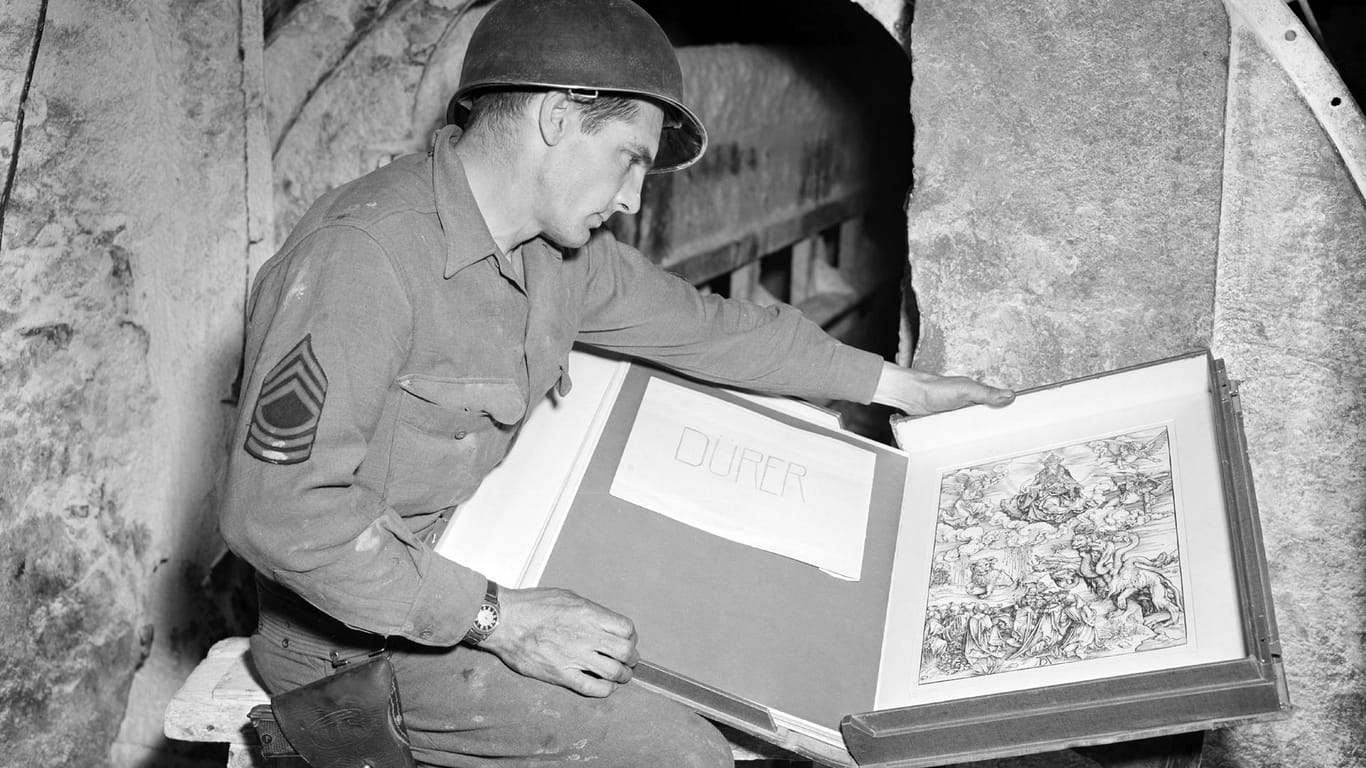 US-Soldat mit einem sichergestellten Kunstwerk von Albrecht Dürer in der Salzmine Merkers 1945.