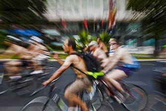 Nacktradler: Die weltweite Bewegung, die erstmals nach Köln kommt, soll auf die Gefahren für Radfahrer im Straßenverkehr aufmerksam machen.