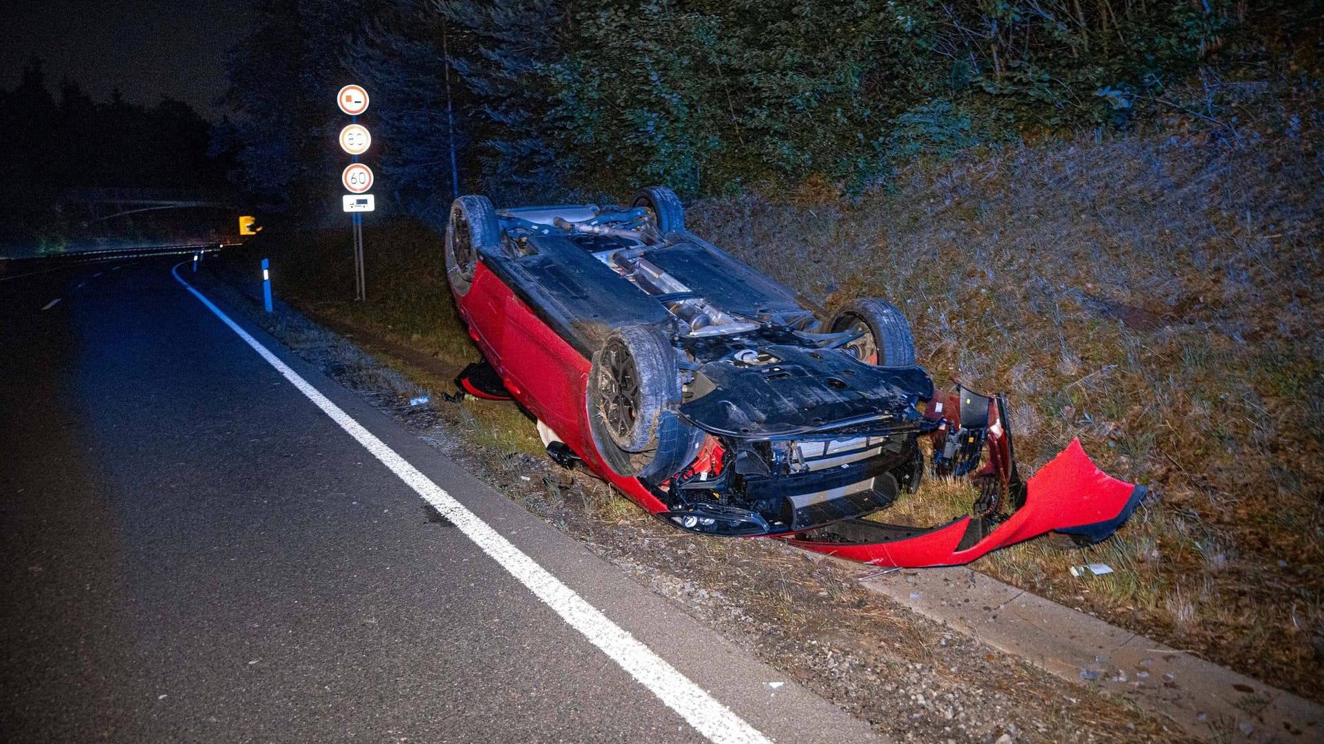 Verunfalltes Auto auf dem Dach: Ein 18-Jähriger hat sich in Recklinghausen überschlagen. (Symbolbild) Verunfalltes Auto auf dem Dach: Ein 18-Jähriger hat sich in Recklinghausen überschlagen. (Symbolbild)