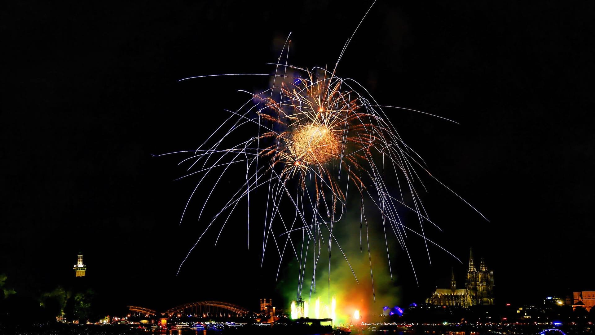 Kölner Lichter 2017 auf dem Rhein bei der Hohenzollerbrücke: Auch in diesem Jahr wird es wieder ein großes Feuerwerk geben.