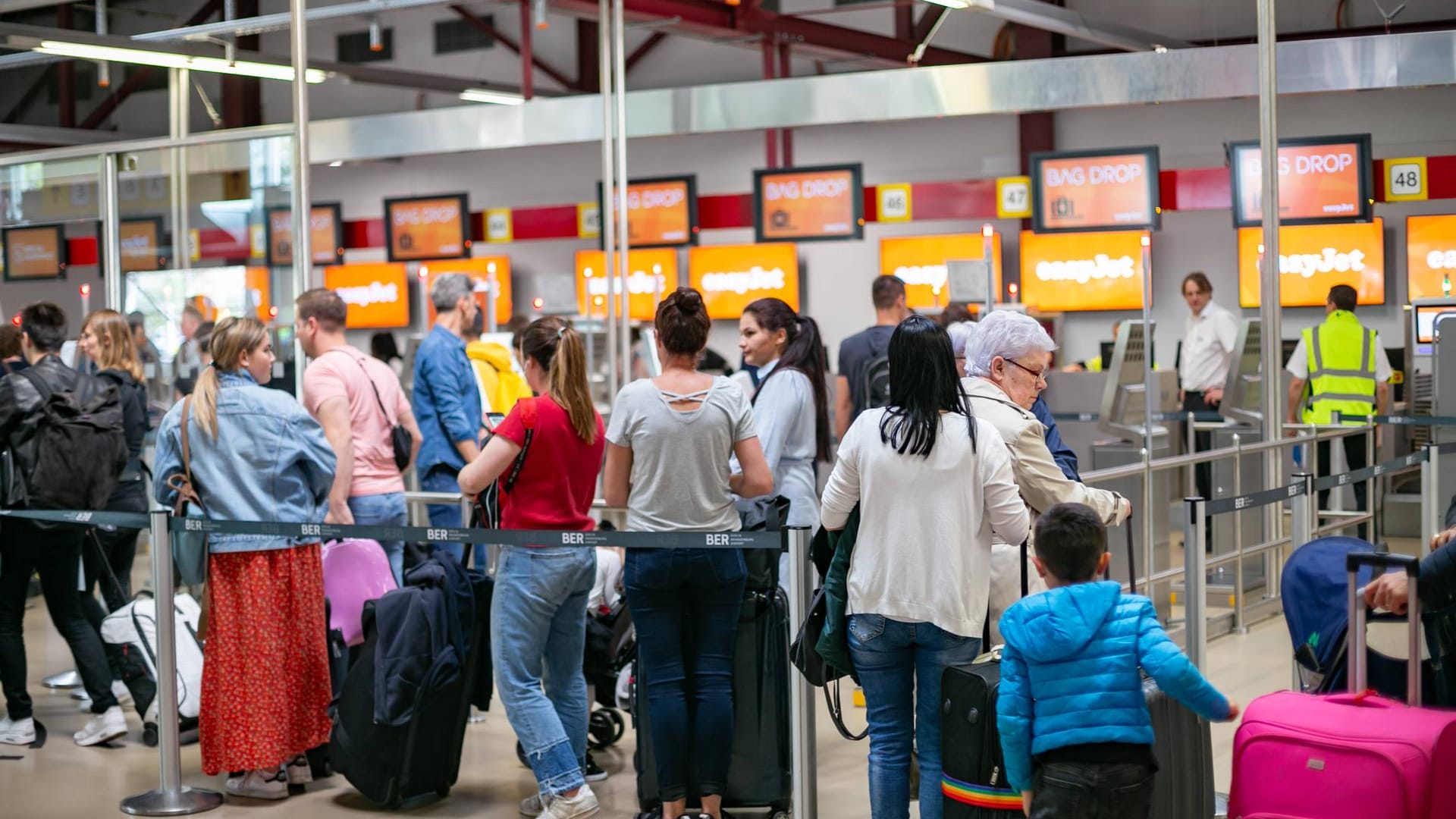 Schlange am Flughafen Tegel: Umweltgründe sollen Menschen davon abhalten, mit dem Flugzeug zu verreisen – Flugscham heißt das Phänomen.