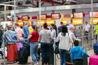 Schlange am Flughafen Tegel: Umweltgründe sollen Menschen davon abhalten, mit dem Flugzeug zu verreisen – Flugscham heißt das Phänomen.