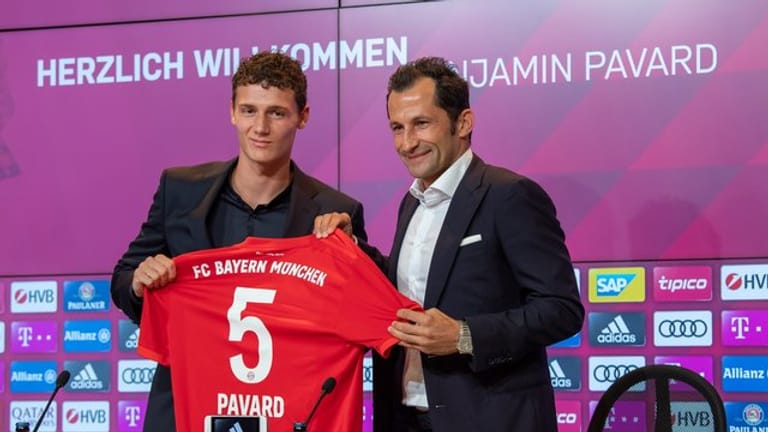Weltmeister Benjamin Pavard (l) wird von Bayern-Sportdirektor Hasan Salihamidzic begrüßt.