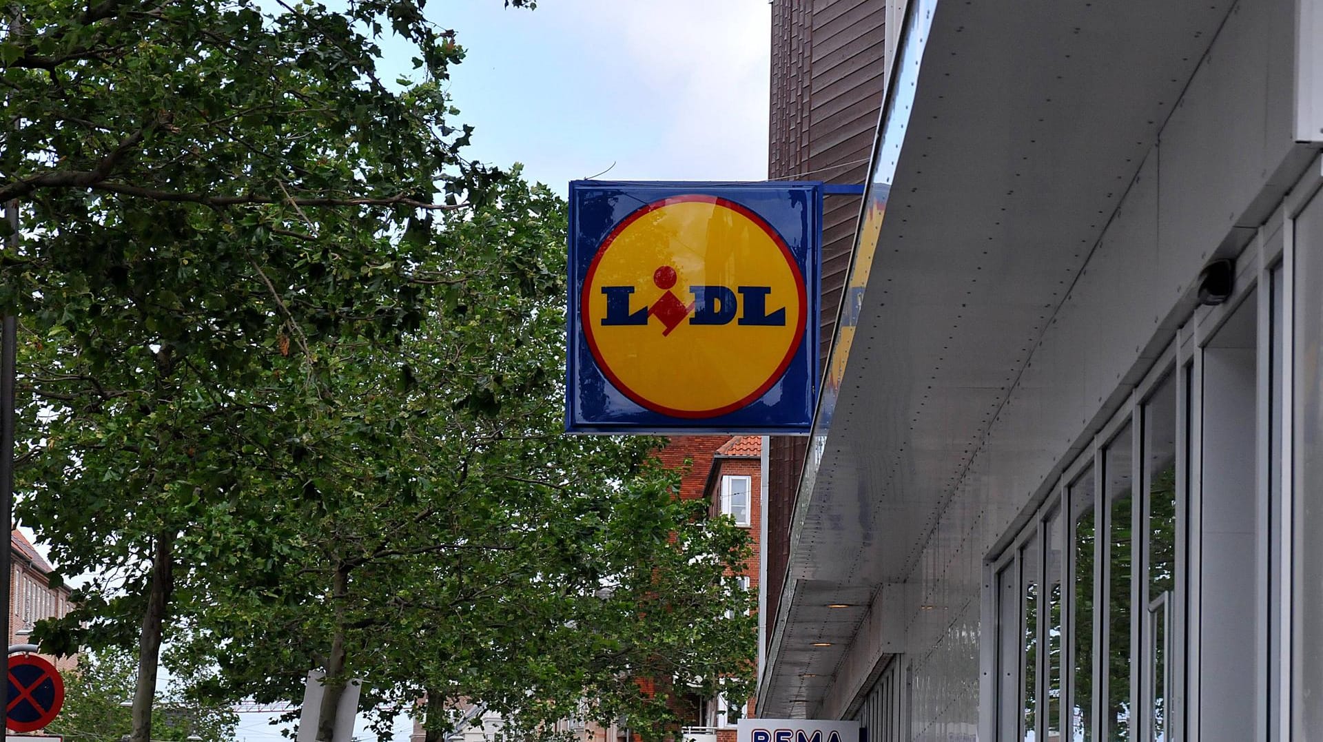 Das Bild zeigt den Eingang einer Lidl-Filiale: Der neue Smartphone-Tarif von Lidl lässt Kunden im LTE-Netz surfen.