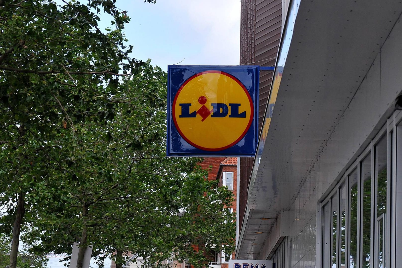 Das Bild zeigt den Eingang einer Lidl-Filiale: Der neue Smartphone-Tarif von Lidl lässt Kunden im LTE-Netz surfen.