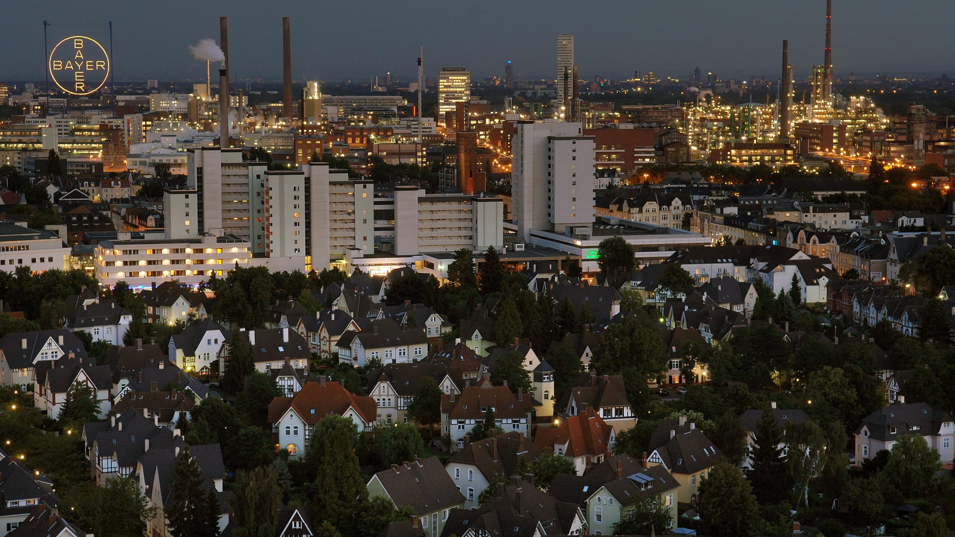 Mitarbeiterwohnungen: Der Chemie-Park des Bayer-Konzerns hinter der Kulisse der Leverkusener Innenstadt und der alten Werkssiedlung (vorne).