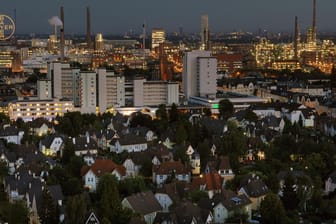 Mitarbeiterwohnungen: Der Chemie-Park des Bayer-Konzerns hinter der Kulisse der Leverkusener Innenstadt und der alten Werkssiedlung (vorne).