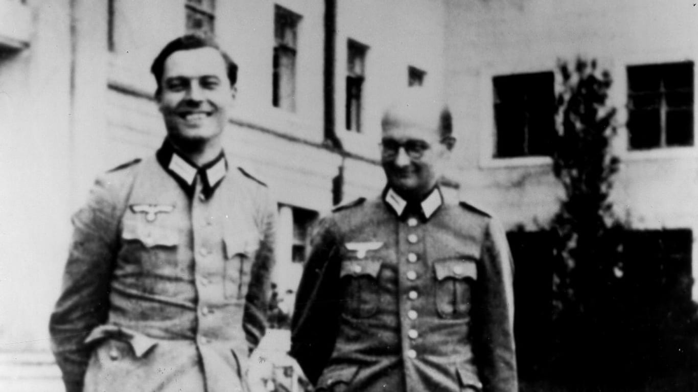 Claus Schenk Graf von Stauffenberg (l.) 1942: Zwei Jahre später unternahm der Offizier einen Attentatsversuch auf Adolf Hitler.