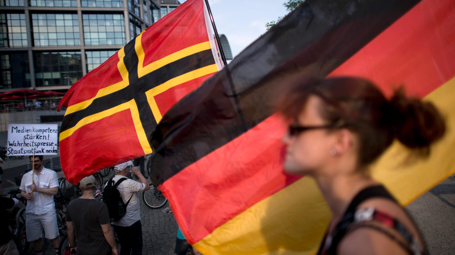 Demonstration von Pegida in Berlin (Archivbild): Die Fahne mit dem Kreuz wurde 1944 von dem Widerstandskämpfer Josef Wirmer entworfen. Wirmer wurde von den Nationalsozialisten nach einem Schauprozess hingerichtet.