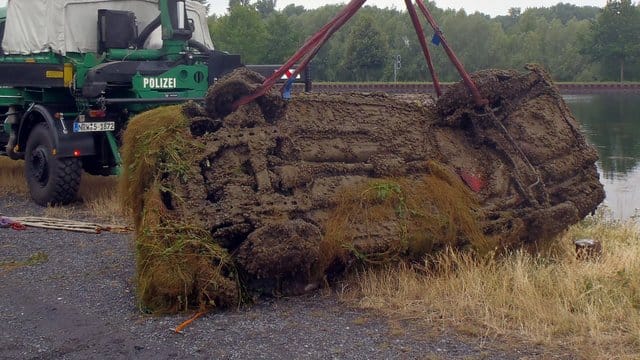 Das gefundene Auto hängt an einem Kran der Polizei: Der Wagen soll jetzt entsorgt werden.