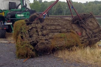 Das gefundene Auto hängt an einem Kran der Polizei: Der Wagen soll jetzt entsorgt werden.