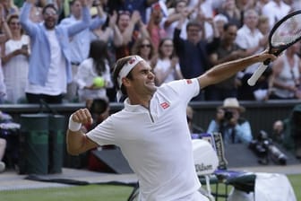 Roger Federer feiert seinen Sieg im Halbfinale gegen Rafael Nadal.