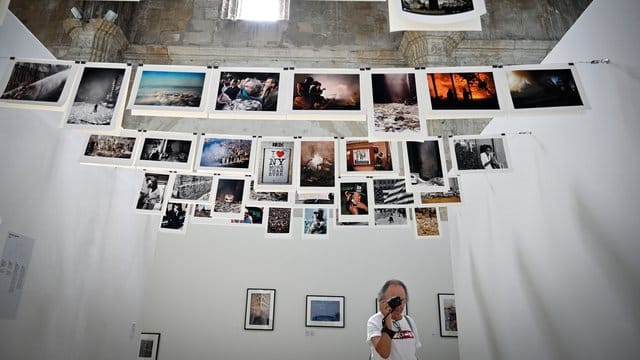 Blick in die Ausstellung "What a story! Arles turns 50, the rencontres collection" beim 50.
