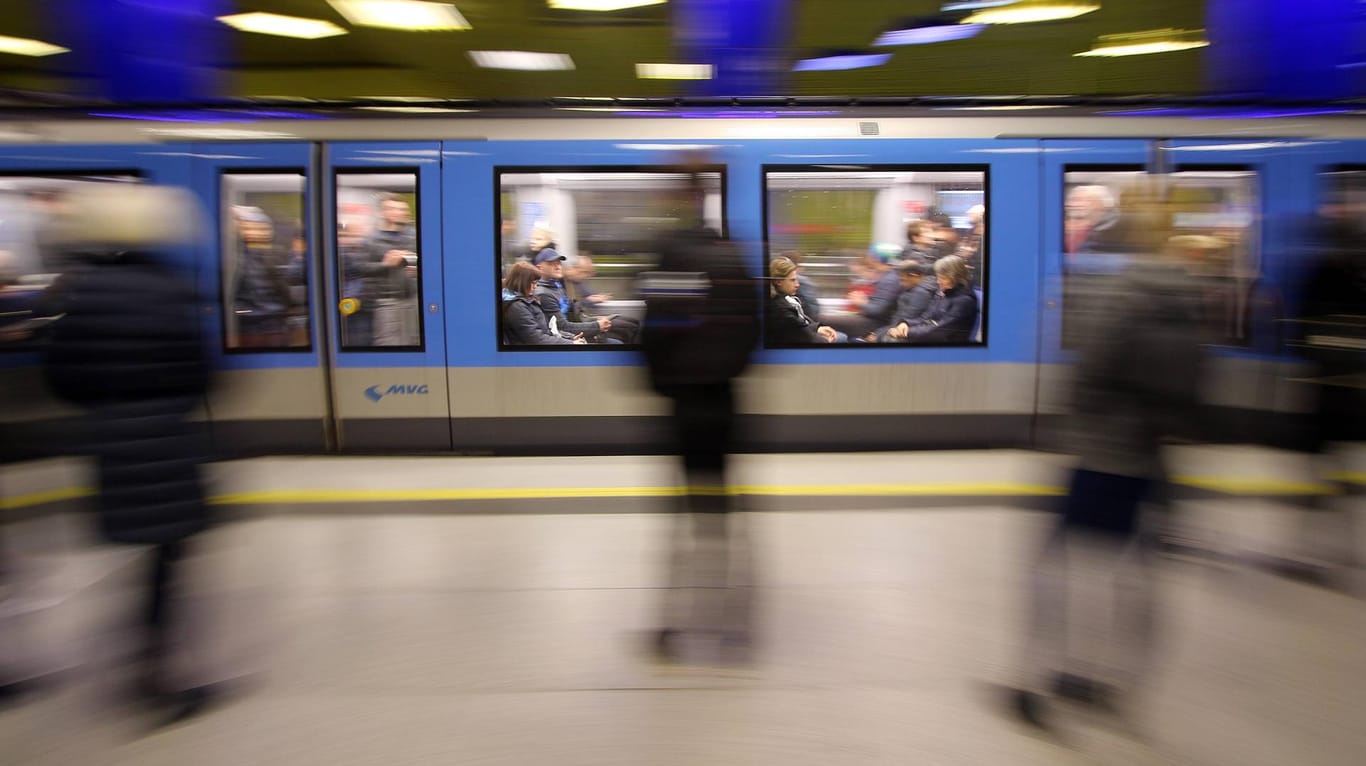 Einfahrende U-Bahn in München: Der Unfall ereignete sich bereits Anfang des Monats, seitdem lag die Frau im Krankenhaus. (Symbolbild)