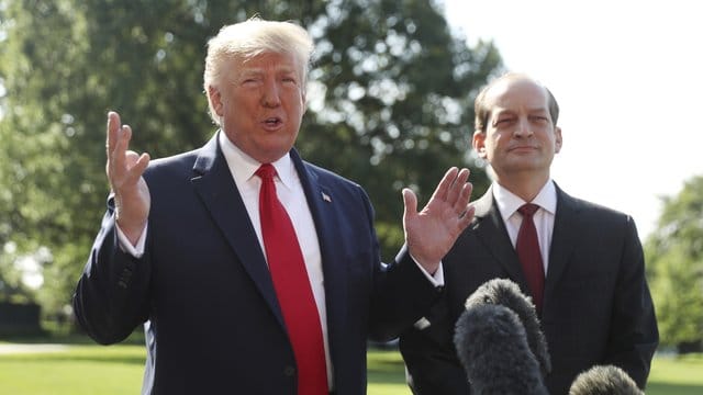 Donald Trump (l) hat den Rücktritt von Alex Acosta (r) in dessen Beisein bekanntgegeben. Donald Trump (l) hat den Rücktritt von Alex Acosta (r) in dessen Beisein bekanntgegeben.