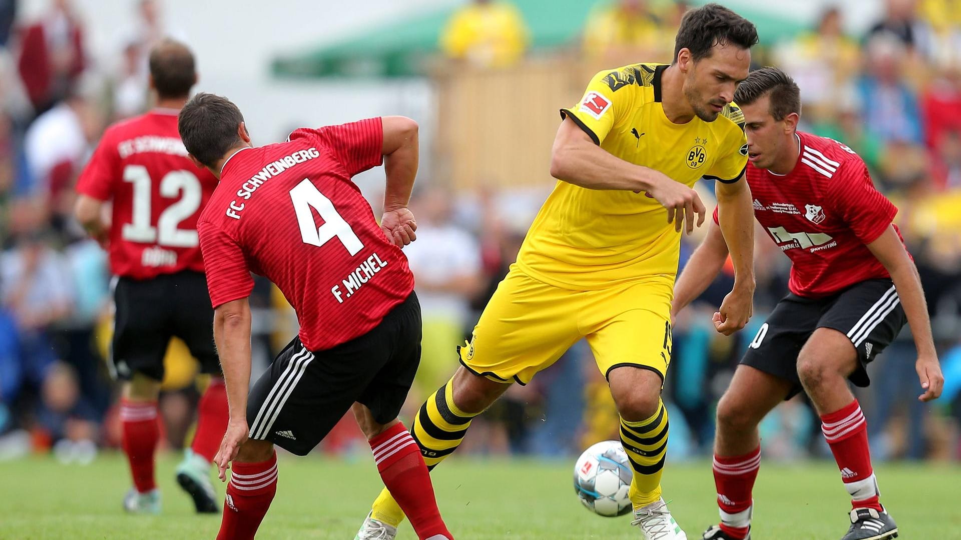 Zurück in Schwarz-Gelb: Mats Hummels (M.) im Spiel gegen Schweinberg.