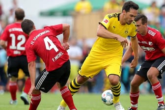 Zurück in Schwarz-Gelb: Mats Hummels (M.) im Spiel gegen Schweinberg.