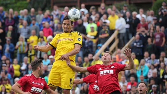 BVB-Rückkehrer Mats Hummels (M) gewinnt das Kopfballduell gegen Andreas Michel (l-r), Markus Greulich und Jan Adelmann vom FC Schweinberg.