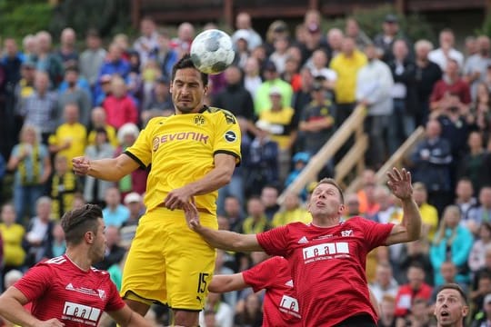 BVB-Rückkehrer Mats Hummels (M) gewinnt das Kopfballduell gegen Andreas Michel (l-r), Markus Greulich und Jan Adelmann vom FC Schweinberg.