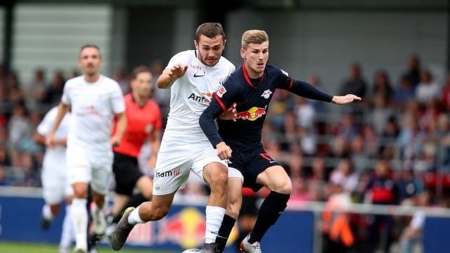Leipzigs Timo Werner (r) im Kampf um den ball gegen den Züricher Levan Kharabadze. Leipzigs Timo Werner (r) im Kampf um den ball gegen den Züricher Levan Kharabadze.