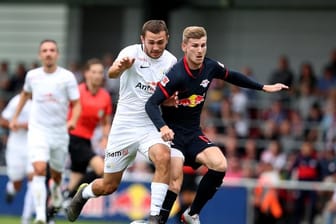 Leipzigs Timo Werner (r) im Kampf um den ball gegen den Züricher Levan Kharabadze.